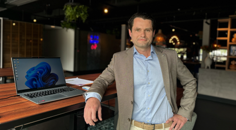 Photo of Jacques Nieuwkamp the Managing Director for DACH at GPS-Buddy in front of a desk with a laptop.